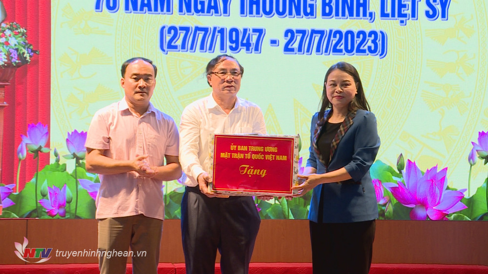 Phó Chủ tịch, Tổng Thư ký Uỷ ban Trung ương MTTQ Việt Nam Nguyễn Thị Thu Hà tặng quà cho Trung tâm Điều dưỡng thương binh Nghệ An. 