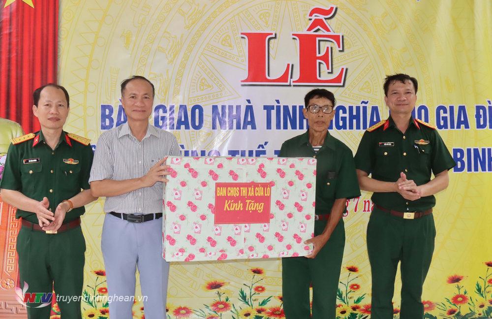 Đại diện lãnh đạo chính quyền thị xã Cửa Lò tặng quà cho gia đình ông Phùng Thế Thăng