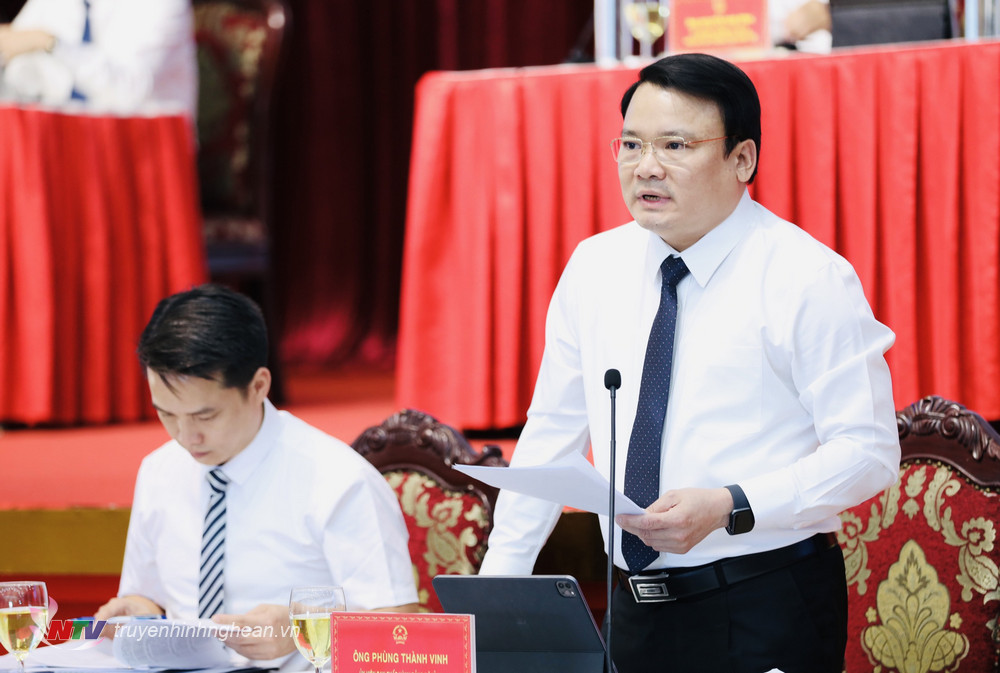Đồng chí Phùng Thanh Vinh - Giám đốc Sở Nông nghiệp và phát triển nông thôn trả lời chất vấn.