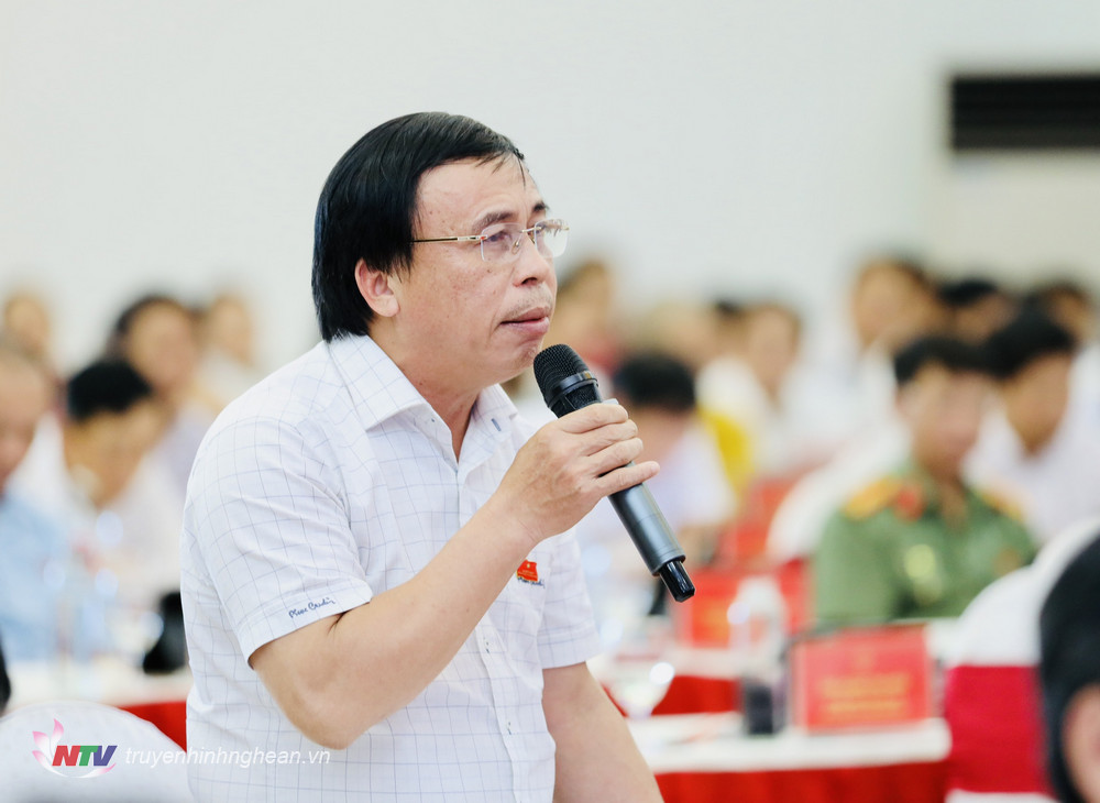 Giám đốc Sở Công thương Phạm Văn Hoá làm rõ câu hỏi chất vấn của đại biểu.