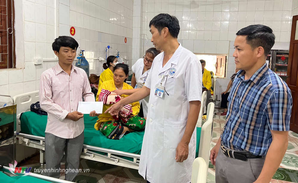 Ban lãnh đạo và Công đoàn Trung tâm Y tế huyện Kỳ Sơn thăm hỏi và hỗ trợ kinh phí cho gia đình bệnh nhân nghèo có thêm tiền ăn khi chuyển tuyến điều trị tại tuyến trên.
