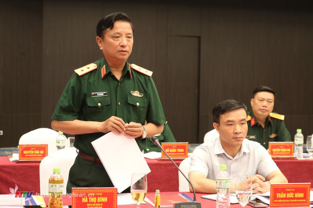 Trung tướng Hà Thọ Bình, Tư lệnh Quân khu phát biểu tại hội nghị.