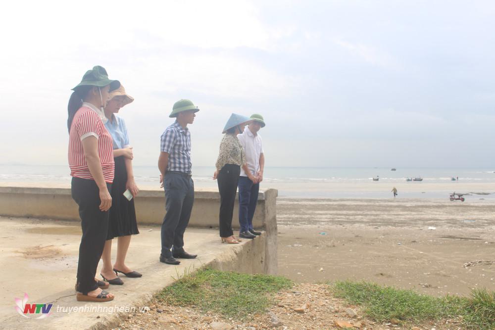 Đoàn kiểm tra tiến độ thi công đê chắn sóng qua địa bàn xã Quỳnh Lương, huyện Quỳnh Lưu