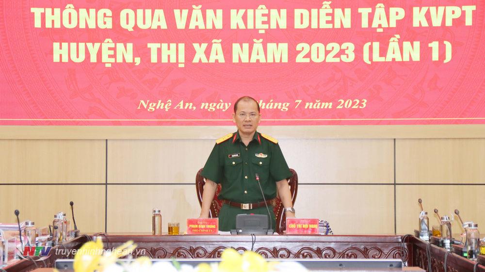 Đại tá Phạm Đình Trung, Phó Chính ủy Bộ chỉ huy Quân sự tỉnh phát biểu tại hội nghị