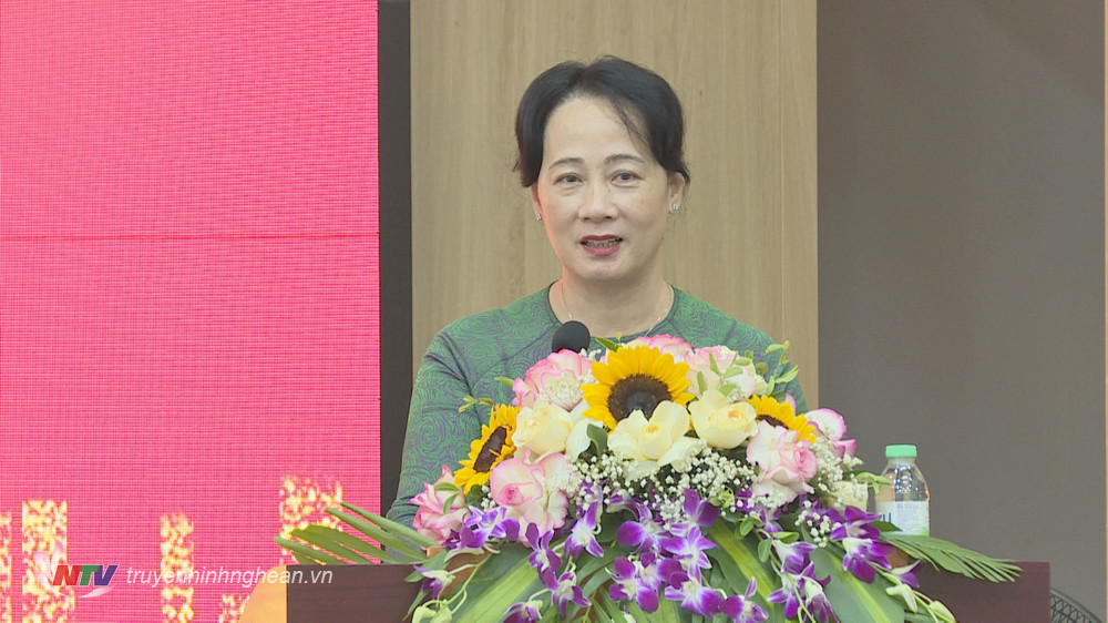 Bí thư Đảng uỷ Khối Doanh nghiệp tỉnh Phan Thị Hoan phát biểu tại hội nghị.