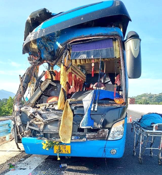Xe khách tông đuôi xe tải trên cao tốc Nha Trang - Cam Lâm làm hai người tử vong. 