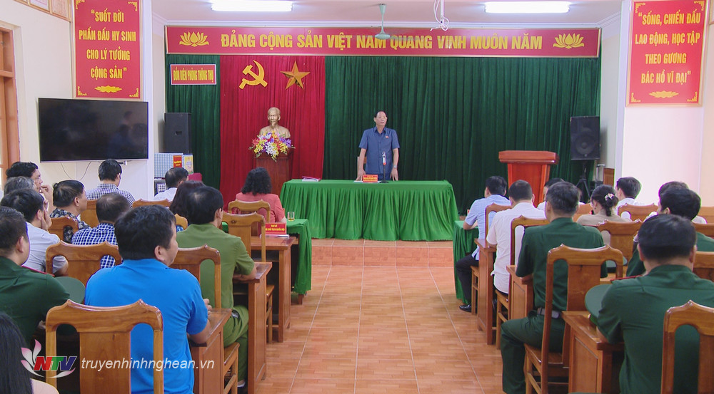 Thượng tướng Trần Quang Phương trò chuyện cùng cán bộ, chiến sĩ Đồn Biên phòng Thông Thụ (Quế Phong).