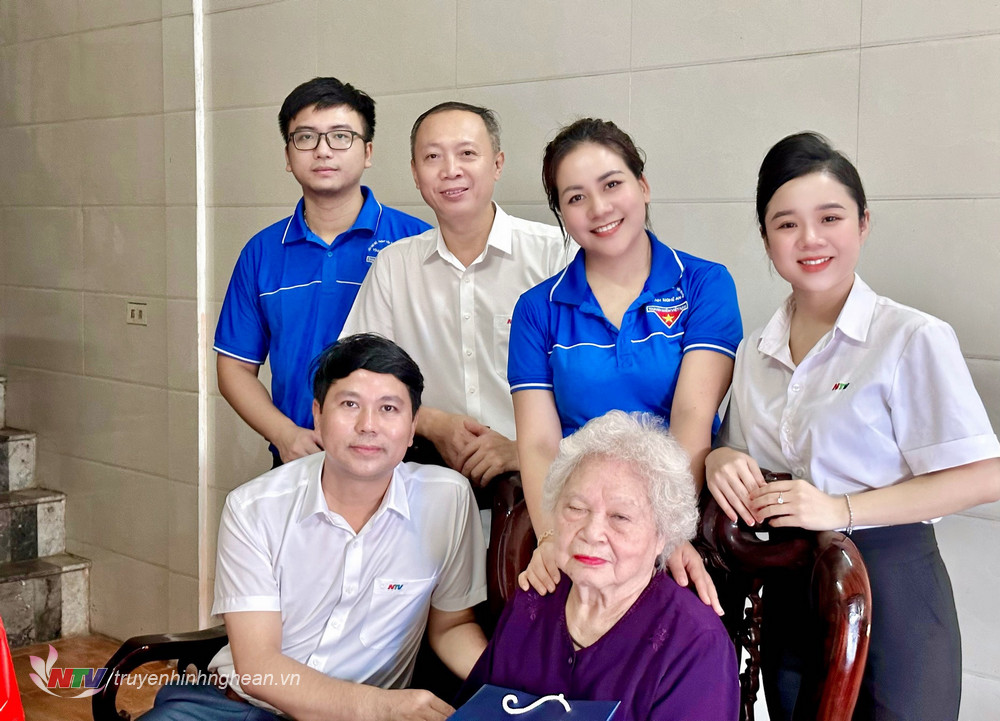 Đại diện BGĐ, BCHCĐ Và Đoàn thanh niên Đài PT-TH Nghệ An thăm Mẹ VNAH Nguyễn Thị Kim Oanh.