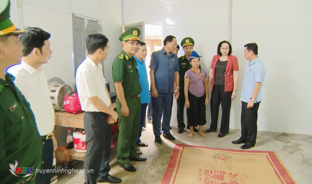 Thượng tướng Trần Quang Phương đến thăm gia đình chị Thị Sao, hộ nghèo vừa được tặng nhà lắp ghép của Công an theo Chương trình vận động, ủng hộ xây dựng nhà cho hộ nghèo, hộ gặp khó khăn về nhà ở của tỉnh. 