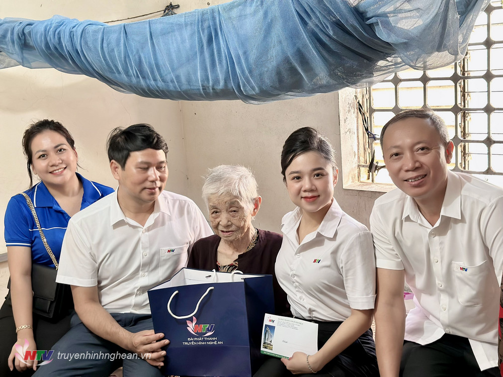 Đại diện Công đoàn và Đoàn thanh niên Đài PT-TH Nghệ An tặng quà Mẹ VNAH Nguyễn Thị Truyện.