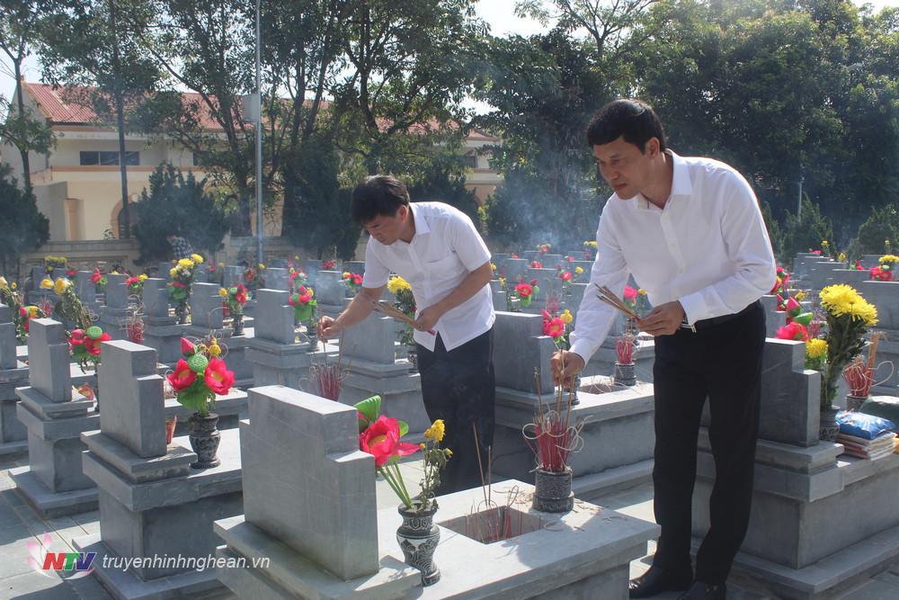 Các đại biểu thắp hương tại phần mộ các liệt sỹ.