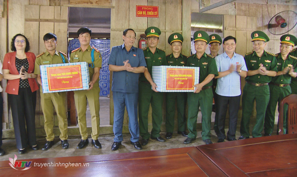 Thượng tướng Trần Quang Phương tặng quà đến cán bộ, chiến sĩ đang làm nhiệm vụ tại Trạm Kiểm soát Biên phòng Mường Phú, Cửa khẩu Thông Thụ và lực lượng Công an nước bạn Lào đang làm nhiệm vụ tại cửa khẩu. 