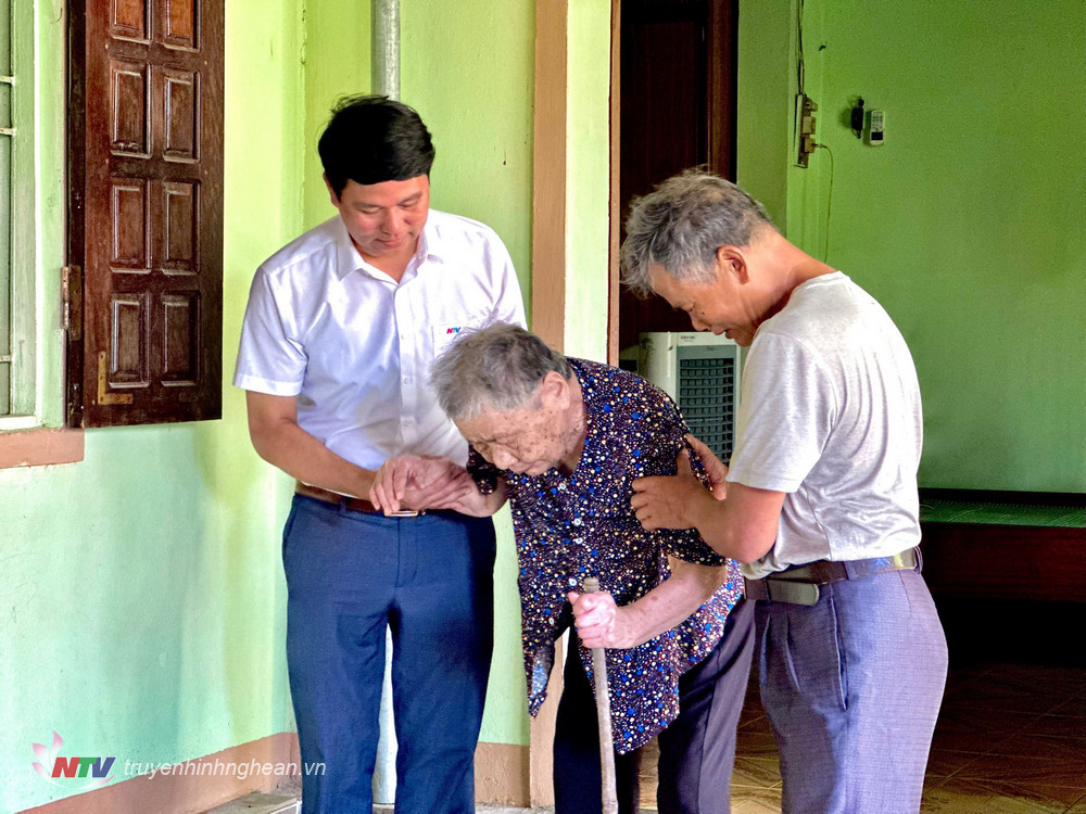Mẹ VNAH Hoàng Thị Chắt ở xóm Yên Cư, xã Xuân Lam, huyện Hưng Nguyên, năm nay tròn 100 tuổi. Mẹ có 6 người con, trong đó người con trai cả và con trai thứ tư đã hy sinh trong kháng chiến chống Mỹ.