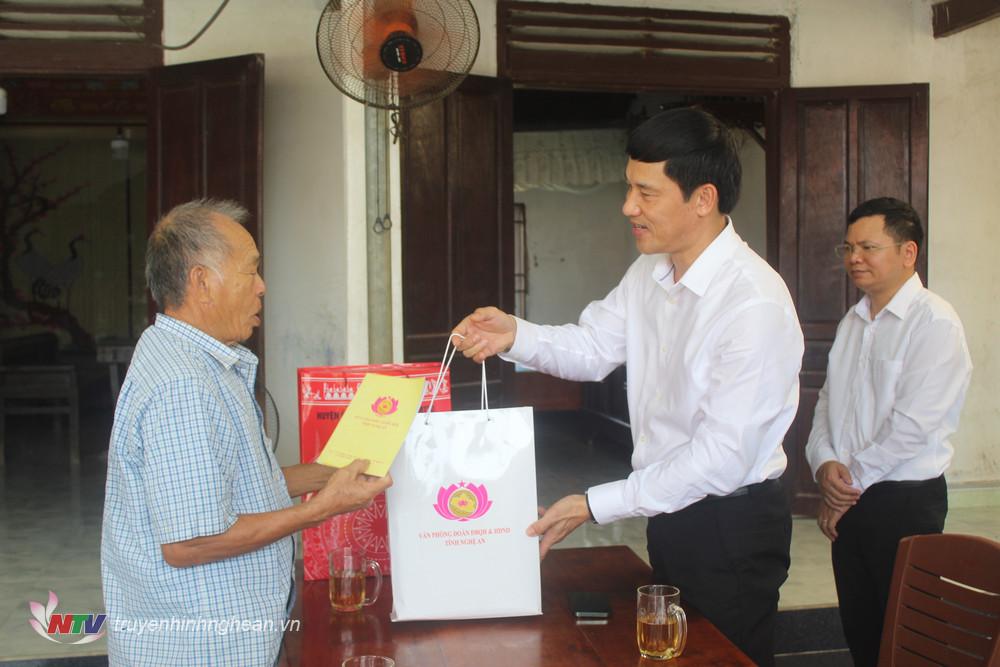 Đoàn công tác đến thăm, tặng quà cho bệnh binh Hồ Bá Hòa, xóm Văn Học, xã Quỳnh Bảng