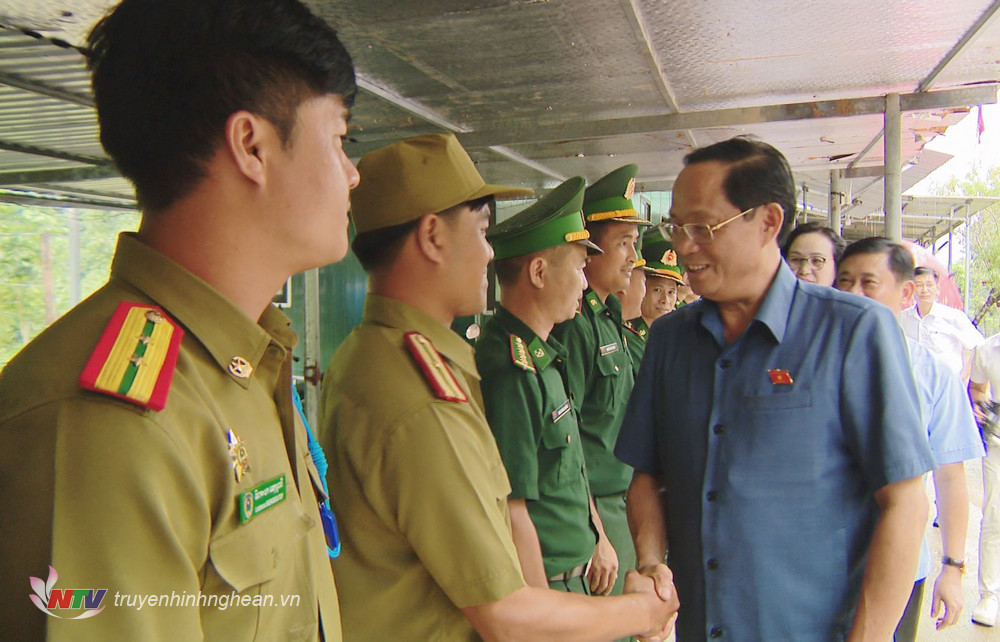 Thượng tướng Trần Quang Phương đến thăm hỏi các sĩ quan Công an nước bạn Lào làm nhiệm vụ tại cửa khẩu.