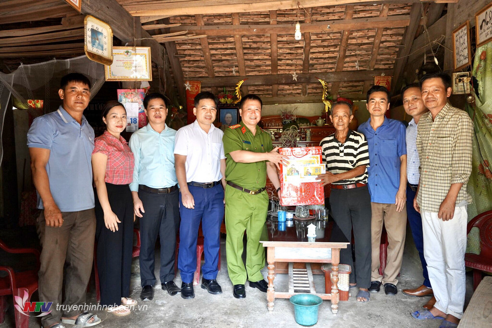 Tặng quà cho ông Lê Văn Minh, bị nhiễm chất độc hóa học ở xóm Đội Cung xã Nghĩa Hành