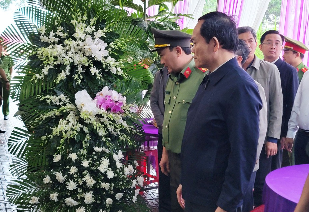 Phó Thủ Tướng Trần Lưu Quang viếng đám tang của Đại úy Lê Ánh Sáng