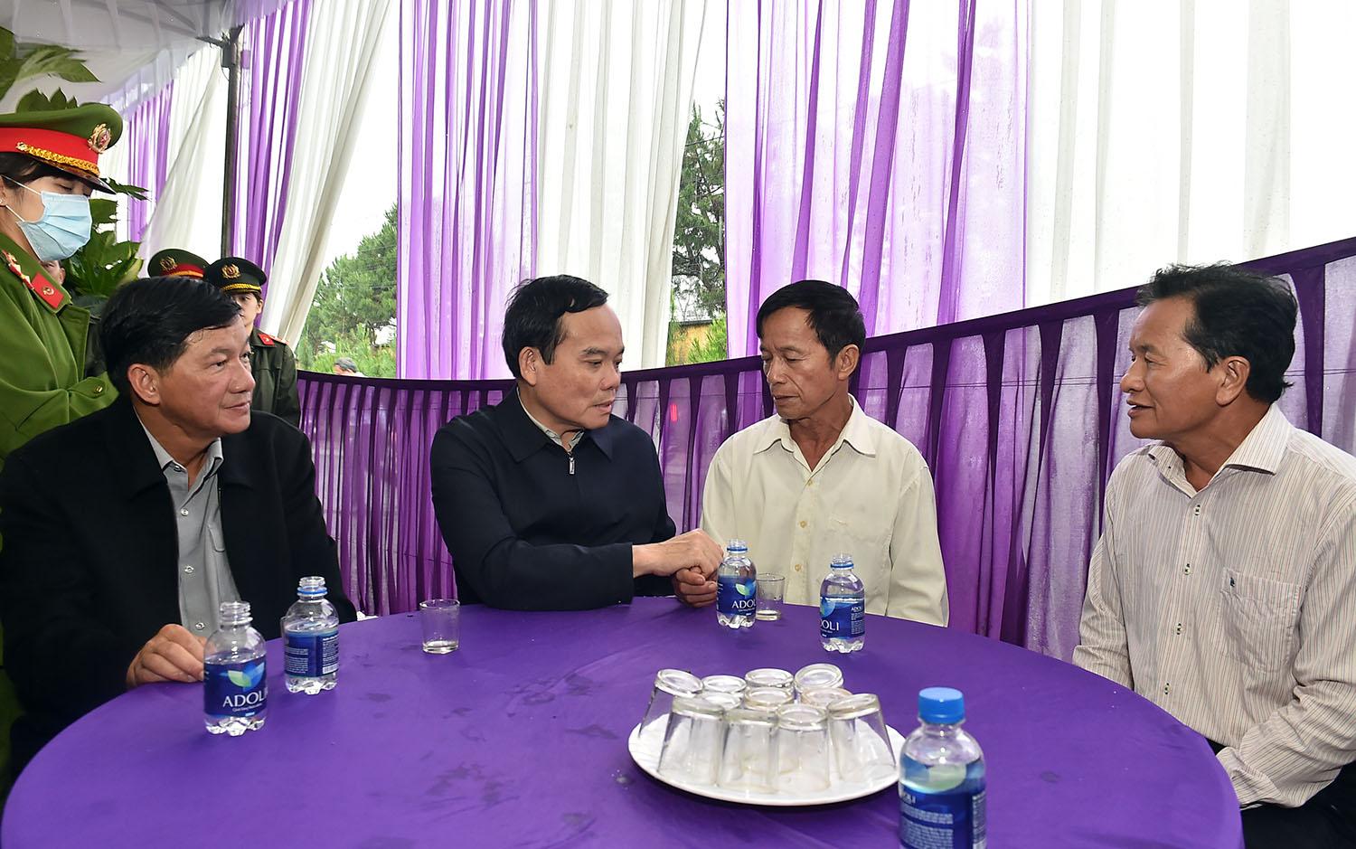 Phó Thủ tướng Trần Lưu Quang chia buồn cùng thân nhân gia đình đồng chí Lê Văn Sáng 