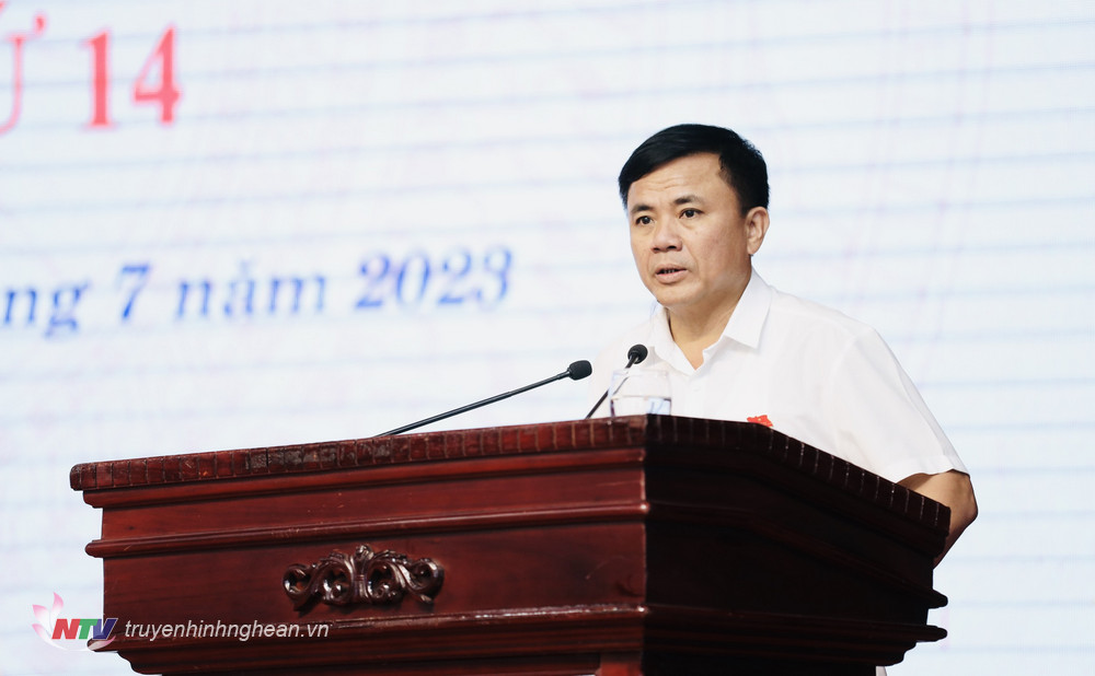 Ông Hà Xuân Quang - Bí thư Huyện uỷ, Chủ tịch HĐND huyện Diễn Châu, Tổ trưởng Tổ thảo luận số 2 trình bày báo cáo.