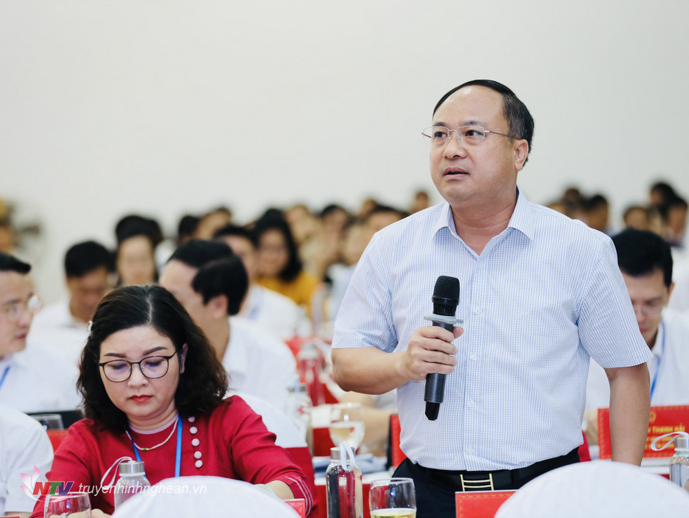Giám đốc Sở Nội vụ Nguyễn Viết Hưng giải trình ý kiến, kiến nghị của đại biểu.