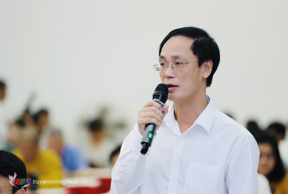 Giám đốc Sở Xây dựng Nguyễn Trường Giang giải trình ý kiến, kiến nghị của đại biểu.