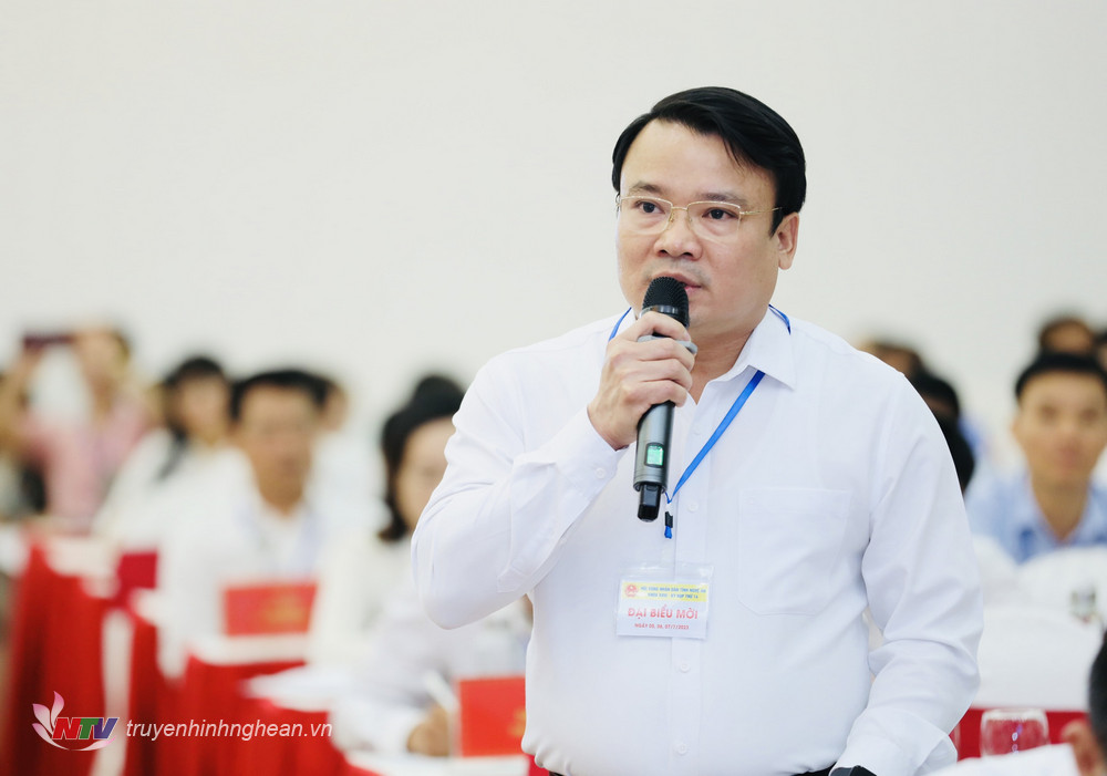 Giám đốc Sở Nông nghiệp và Phát triển nông thôn Phùng Thanh Vinh giải trình ý kiến, kiến nghị của đại biểu