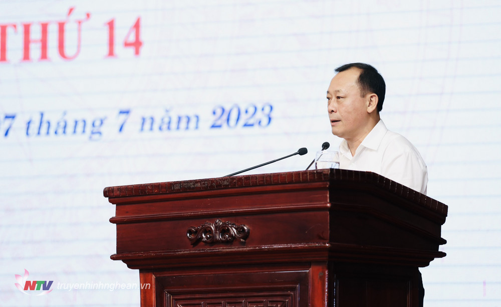 Ông Phan Đức Đồng - Ủy viên Ban Thường vụ Tỉnh uỷ, Bí thư Thành uỷ, Chủ tịch HĐND thành phố Vinh, Tổ trưởng Tổ thảo luận số 1 trình bày báo cáo.