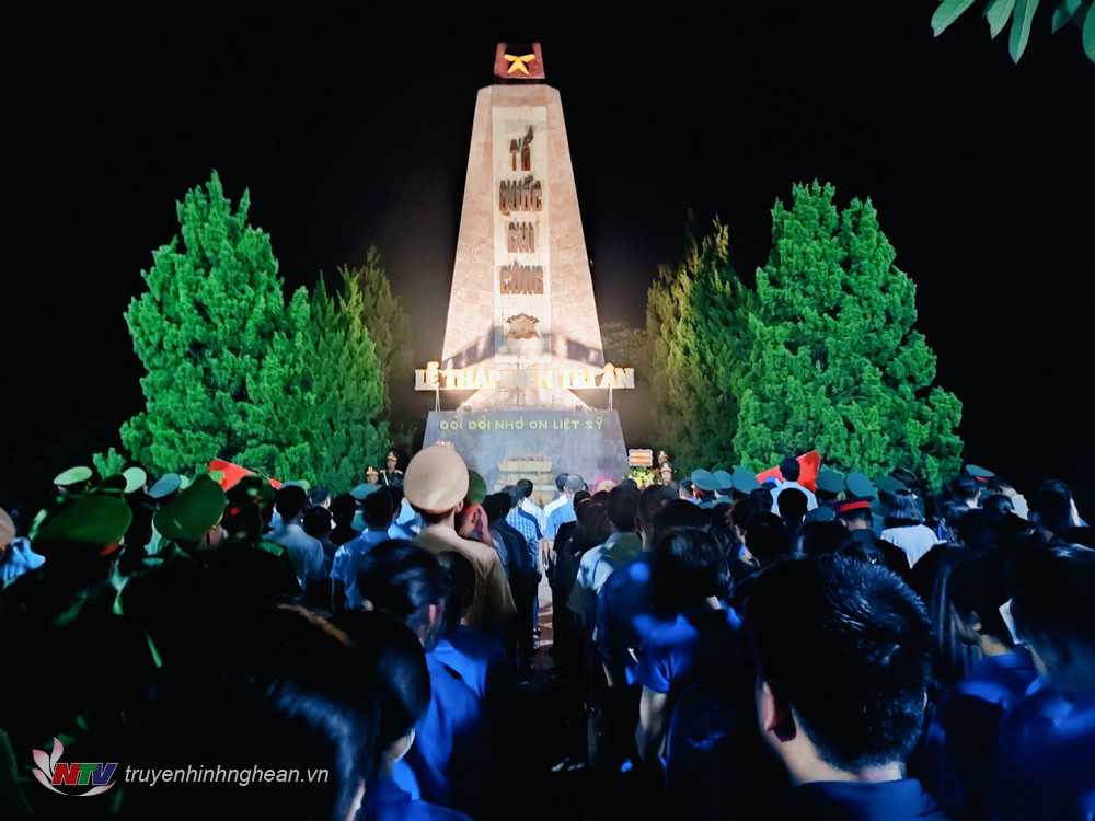 Quang cảnh lễ thắp hương tri ân các anh hùng liệt sỹ tại TX Thái Hòa.