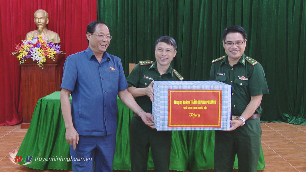 Thượng tướng Trần Quang Phương - Ủy viên Ban Chấp hành Trung ương Đảng, Phó Chủ tịch Quốc hội tặng quà, trao đổi cùng chỉ huy Đồn Biên phòng Thông Thụ (Quế Phong). 