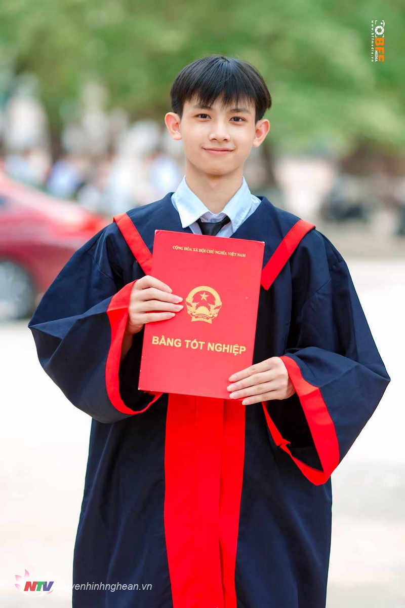 Phạm Thế Lâm - chàng trai quê lúa vẫn đạt thành tích cao trong kì thi tốt nghiệp THPT 2023, là thủ khoa khối B của tỉnh Nghệ An.