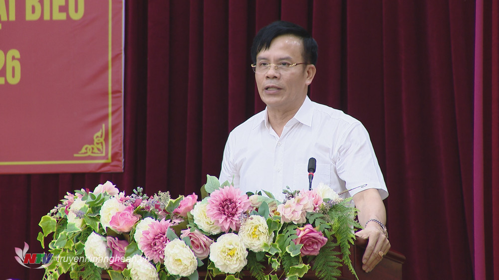 Chủ tịch UBND TP Vinh Trần Ngọc Tú giải trình ý kiến, kiến nghị của cử tri tại buổi tiếp xúc.