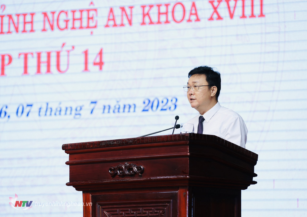 Hồ Sỹ Hùng - Thư ký kỳ họp thông báo ý kiến qua đường dây điện thoại trực tuyến.
