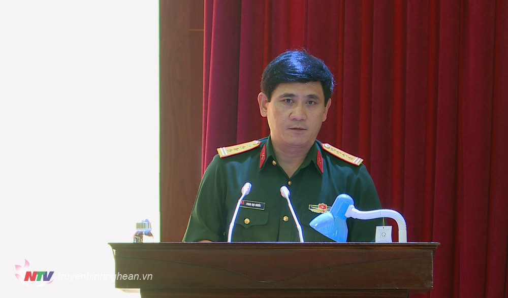Đại tá Phan Đại Nghĩa - Ủy viên BTV Tỉnh ủy, Chỉ huy trưởng Bộ Chỉ huy quân sự tỉnh phát biểu tại hội nghị.