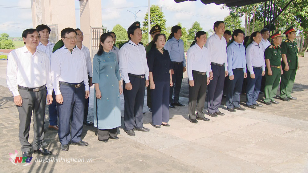 Các đồng chí lãnh đạo tỉnh thành kính tưởng niệm các liệt sĩ đang yên nghỉ tại Nghĩa trang liệt sĩ Quốc gia Trường Sơn.