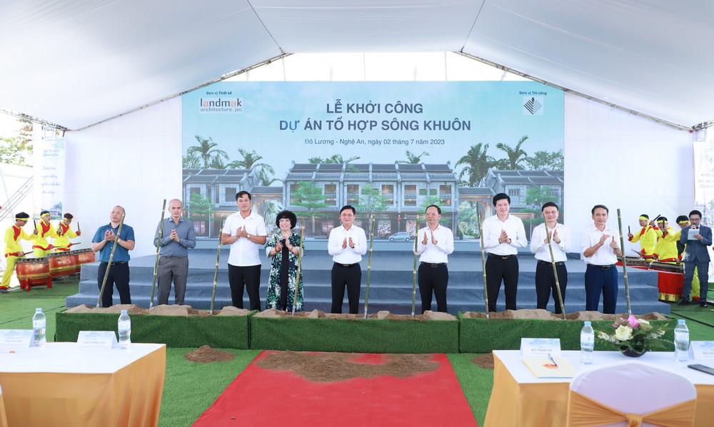 Các đồng chí lãnh đạo tỉnh, huyện Đô Lương và nhà đầu tư thực hiện nghi lễ khởi công dự án.
