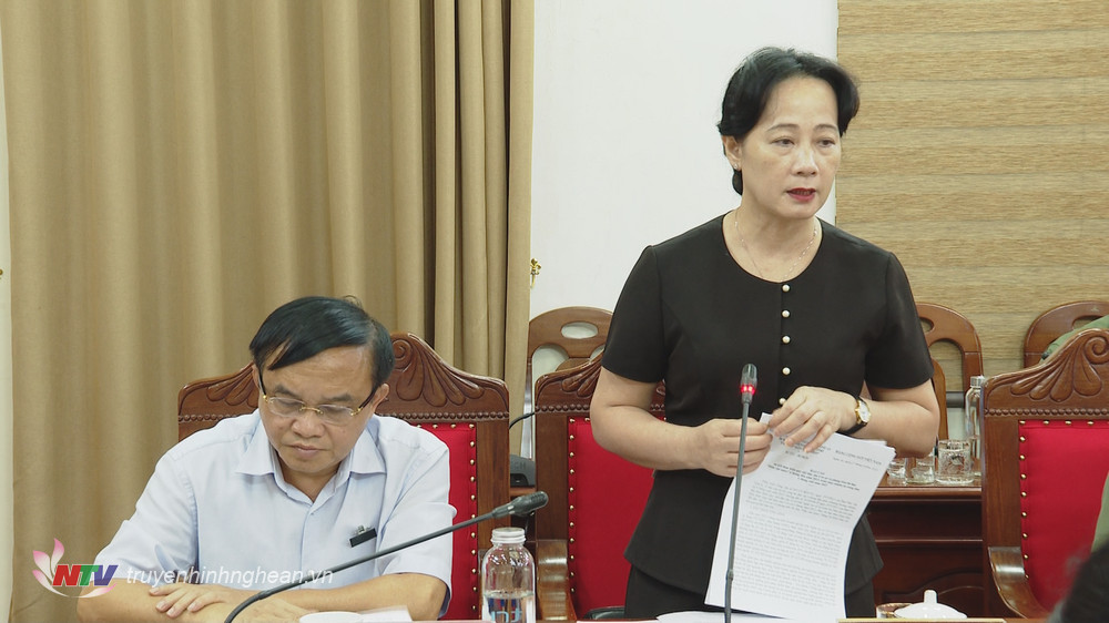 Đồng chí Phan Thị Hoan - Bí thư Đảng uỷ Khối Doanh nghiệp tỉnh phát biểu tại cuộc họp.