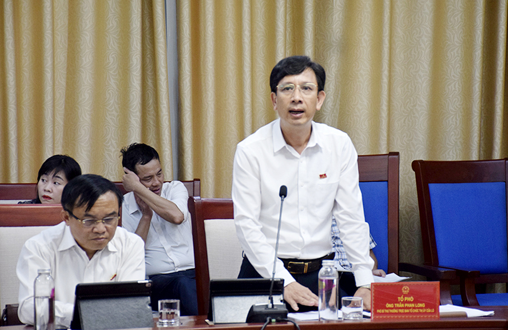 Ông Trần Phan Long - Phó Trưởng Ban Thường trực Ban Tổ chức Thị ủy Cửa Lò phát biểu tại buổi thảo luận.