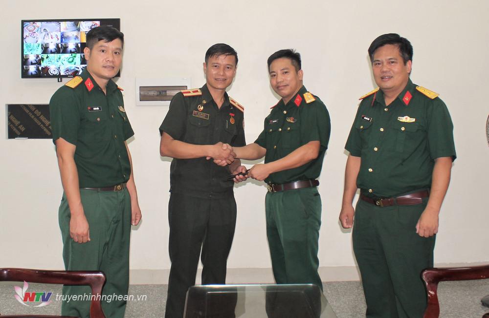 Thiếu tá QNCN Lê Hữu Sơn trao lại tài sản đánh rơi cho Thiếu tá U La - Thăm Mạ Vông.