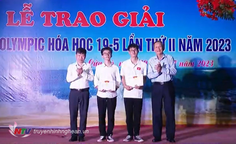 Ban tổ chức trao giải Nhất cho hai em Nguyễn Nguyên Hải - Trường THPT chuyên Phan Bội Châu, Trần Hữu Tấn Đạt - Trường THCS Đặng Chánh Kỷ (Nam Đàn). 