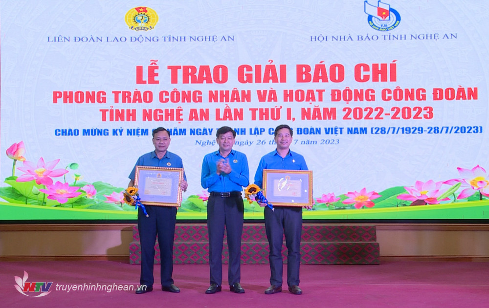 Chủ tịch Liên đoàn Lao động tỉnh Kha Văn Tám trao 