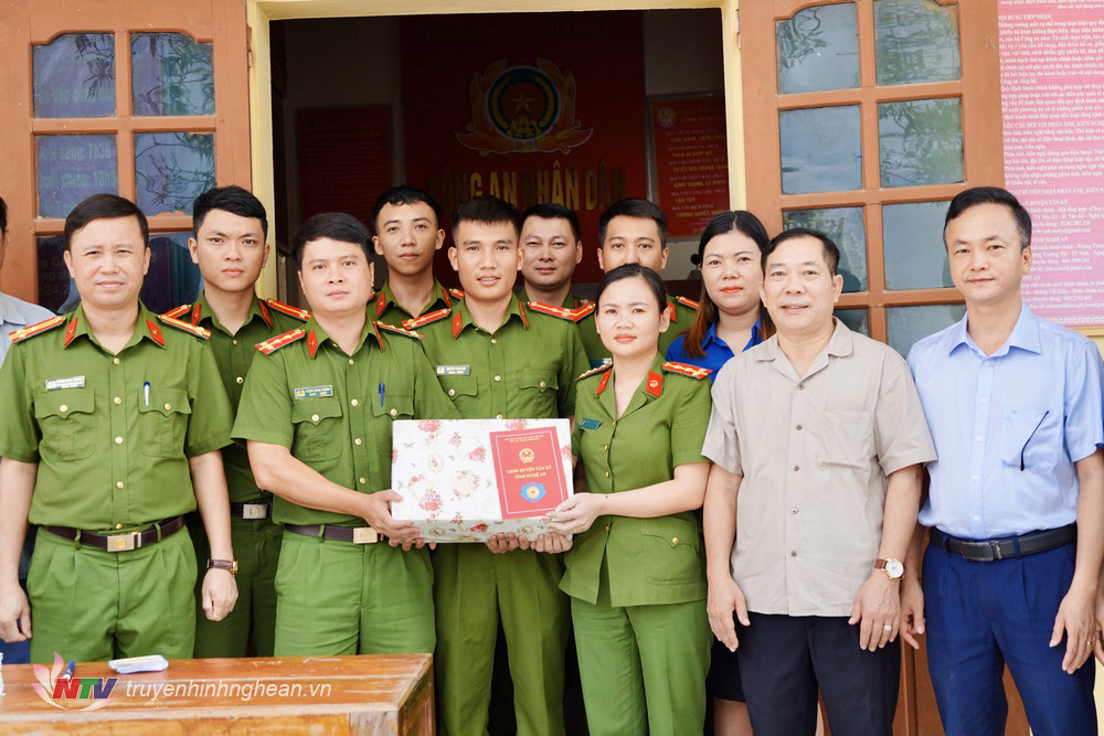 Trao quà cho lực lượng làm nhiệm vụ tại xã Nghĩa Đồng.