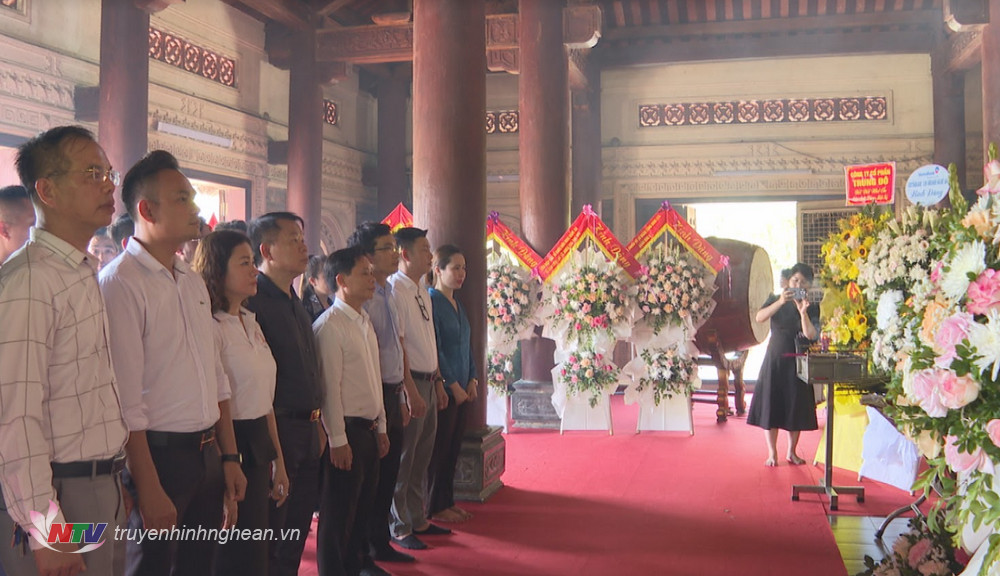 Đoàn đại biểu Hội Doanh nghiệp trẻ và Hiệp hội Vận tải tỉnh dâng hương tưởng niệm các anh hùng liệt sỹ tại Khu di tích lịch sử quốc gia Truông Bồn