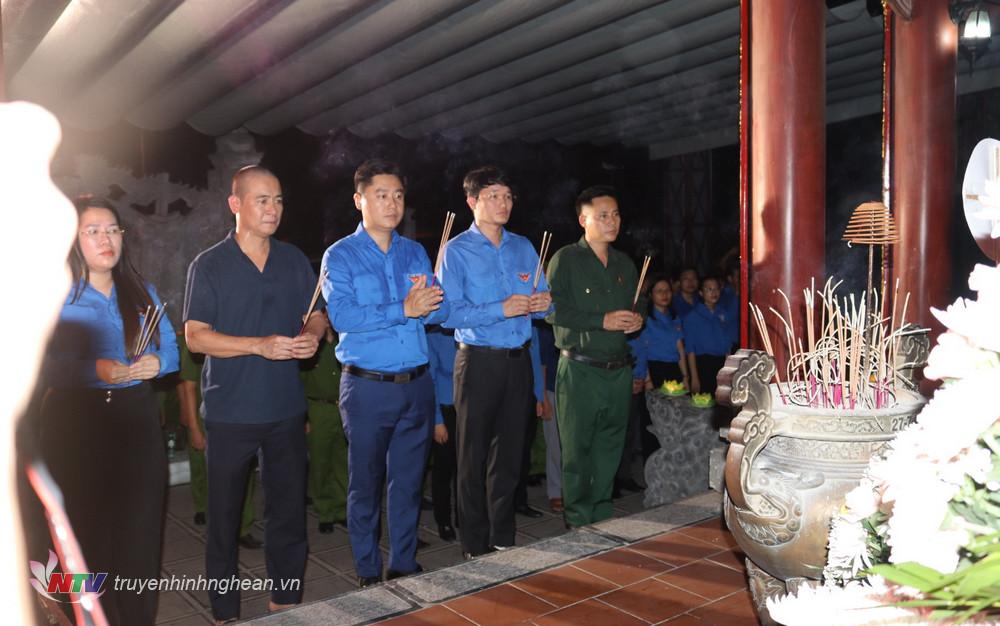 Đoàn đại biểu thắp hương tại phần mộ chung của các liệt sỹ tại Khu di tích lịch sử quốc gia Truông Bồn.