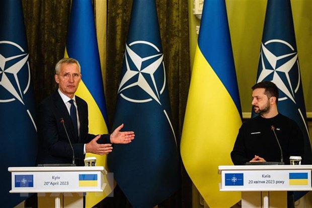 Tổng Thư ký Tổ chức Hiệp ước Bắc Đại Tây Dương Jens Stoltenberg (trái) và Tổng thống Ukraine Volodymyr Zelensky trong cuộc họp báo chung ở Kiev, ngày 20/4/2023. (Ảnh: AFP/TTXVN)