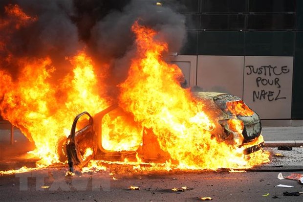 Ôtô bị đốt cháy trong cuộc biểu tình tại Paris, Pháp, ngày 29/6. (Ảnh: AFP/TTXVN)