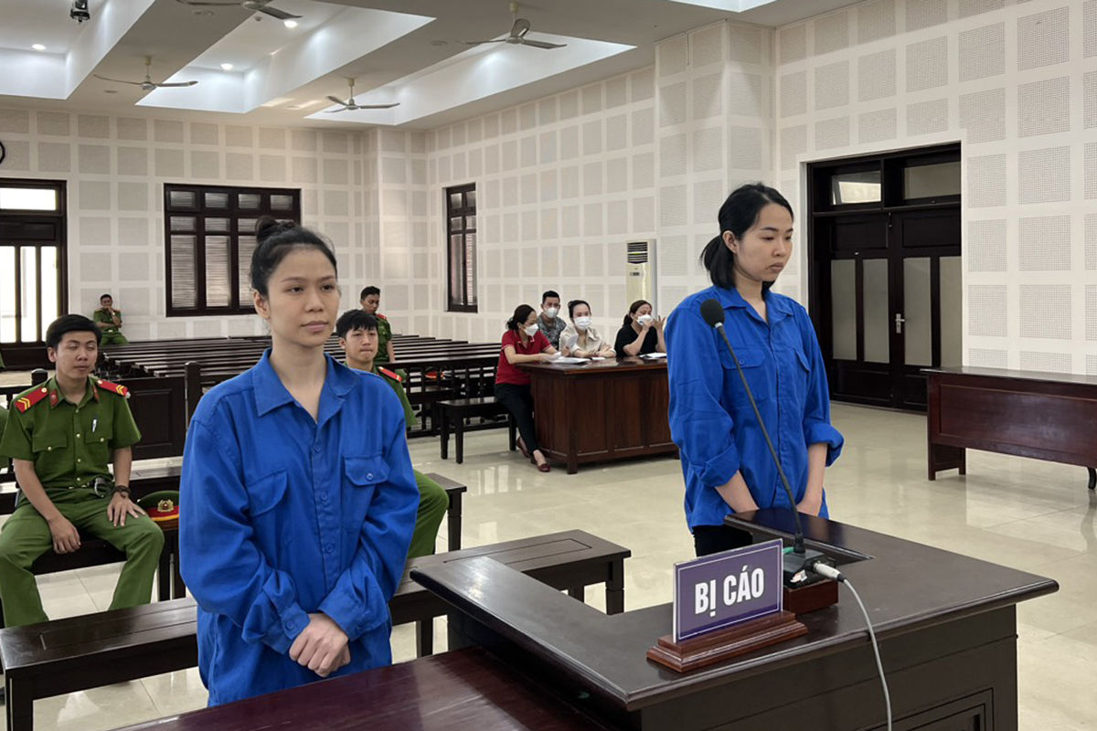 Bị cáo Hằng (bên phải) và Hiền tại phiên xét xử. Ảnh: Trạng Chi