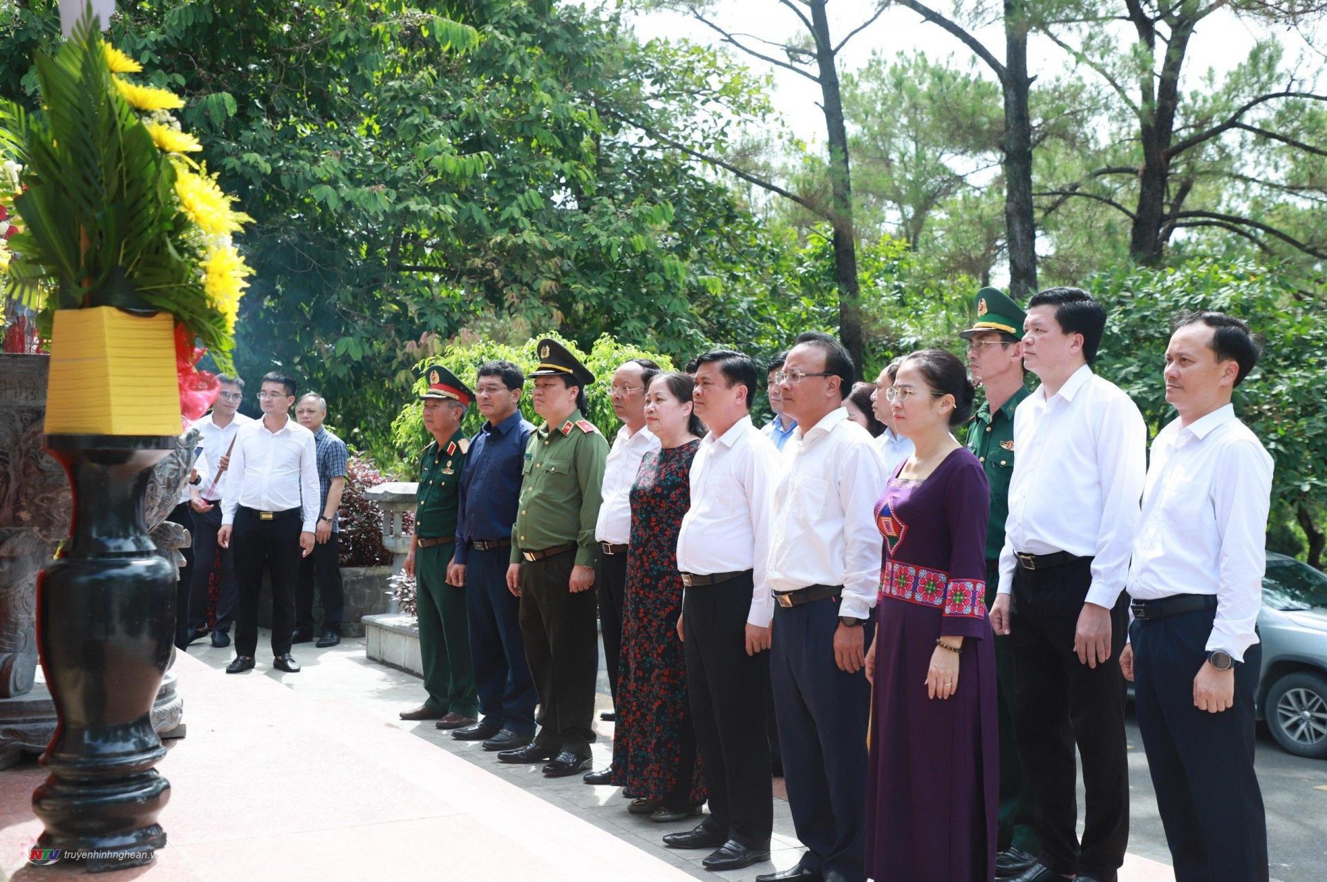 Các đại biểu thành kính tưởng niệm các liệt sĩ quê Nghệ An tại Nghĩa trang Liệt sĩ Quốc gia Trường Sơn.