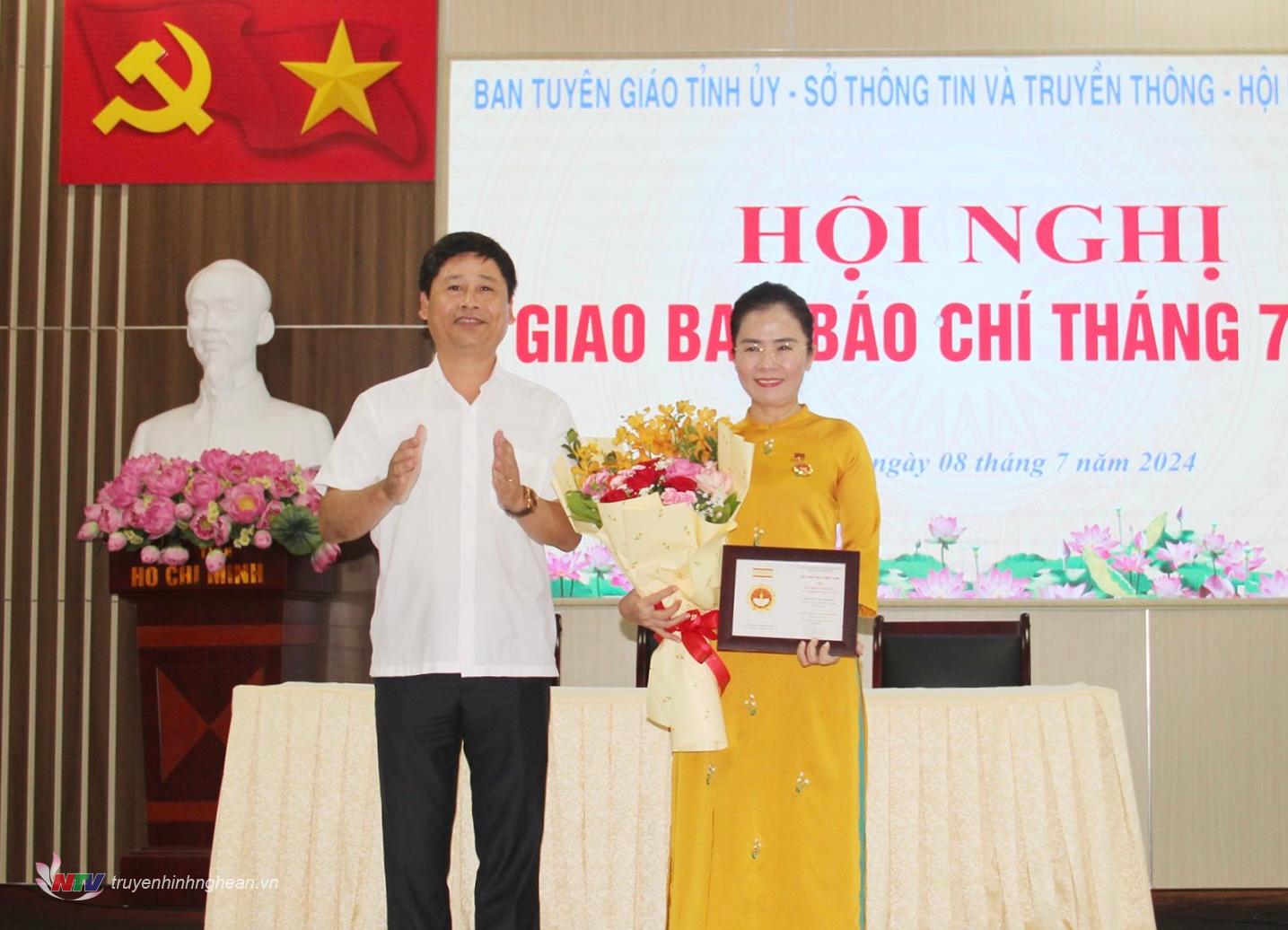 Chủ tịch Hội Nhà báo tỉnh Trần Minh Ngọc trao kỷ niệm chương cho Chủ tịch Uỷ ban MTTQ tỉnh Võ Thị Minh Sinh.