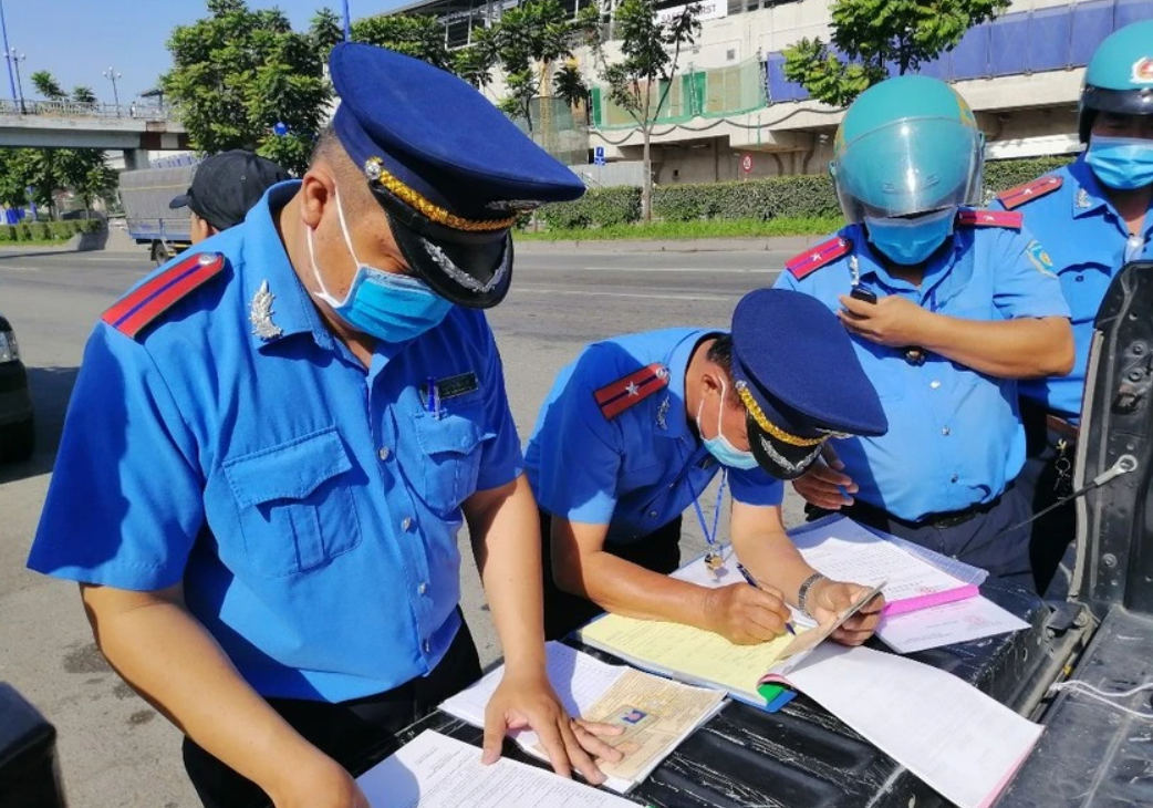 Bộ Công an được giao nghiên cứu tăng mức phạt với các lỗi vi phạm giao thông cố ý như đón trả khách không đúng quy định, chở quá số người...