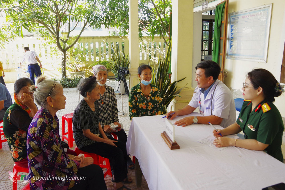 Các y bác sĩ tư vấn sức khỏe cho người dân.